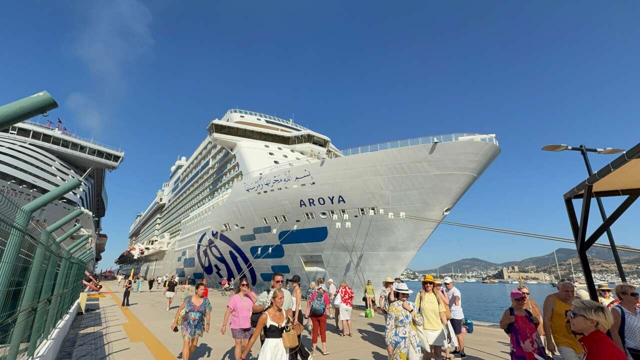 Bodrum’a Kruvaziyer Akını: İki Dev Gemiyle 5 Bine Yakın Turist Geldi, Ruslar İlk Kez Bodrum’da 3